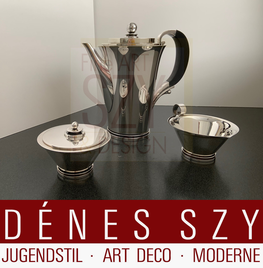 Caffettiera Art Déco #600 B variante grande con lattiera e zuccheriera, Pyramid Collection, Design: Harald Nielsen 1931, Georg Jensen, Copenaghen dal 1945 al 1950 circa, Danimarca, argento sterling