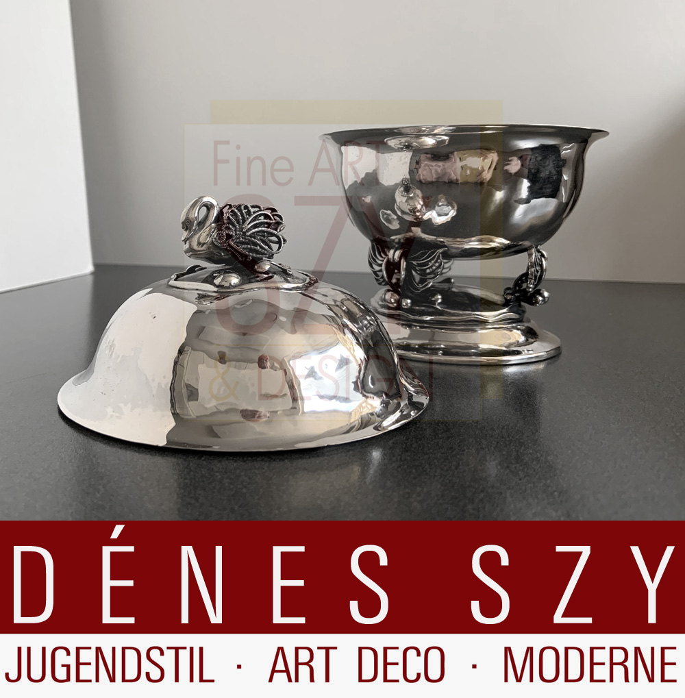 Pre-war Schwanendose, Deckeldose #429 mit Schwan als Knauf, Entwurf: Johan Rohde 1917, Ausführung: Georg Jensen Silberschmiede Kopenhagen Dänemark 1918, Sterling Silber