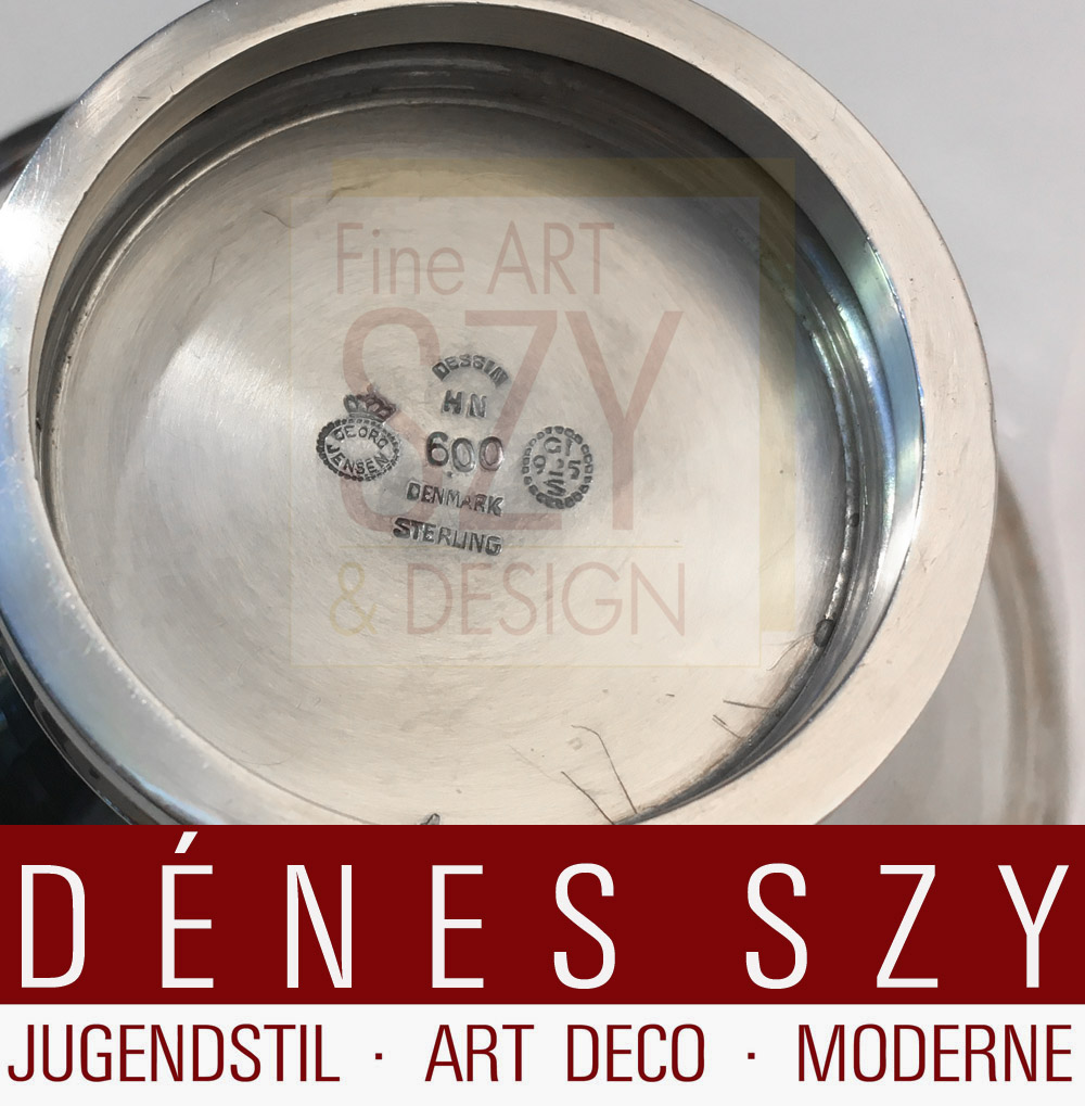 Zuccheriera Art Déco con coperchio e lattiera # 600/600 A, Modello: PYRAMID Design: Harald Nielsen 1931, Esecuzione: argentieri Georg Jensen, Copenaghen 1925-32, Danimarca, argento sterling