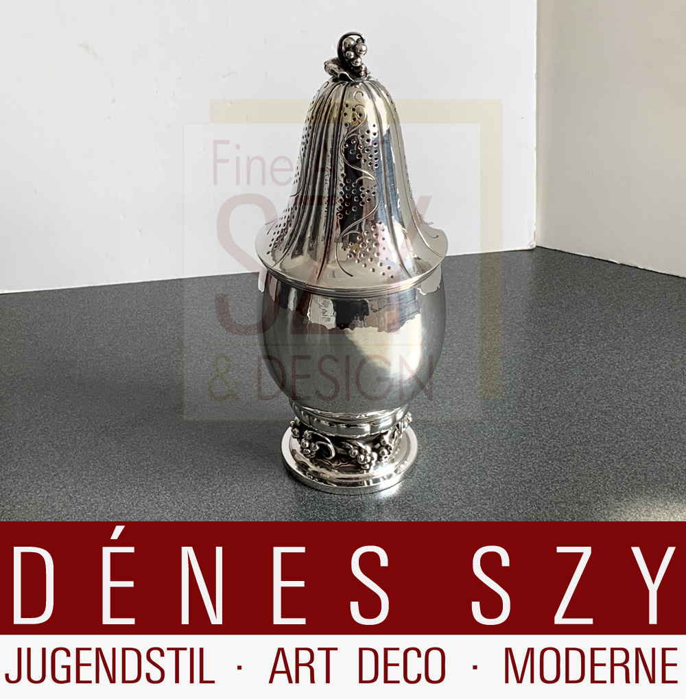 Grande agitatore per zucchero in argento sterling # 296 A, Grape Collection, Design: Georg Jensen circa 1919, Esecuzione: argentieri Georg Jensen, Copenaghen 1945-63, Danimarca, argento sterling