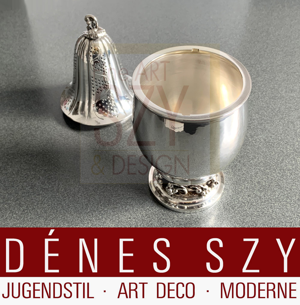 Grande agitatore per zucchero in argento sterling # 296 A, Grape Collection, Design: Georg Jensen circa 1919, Esecuzione: argentieri Georg Jensen, Copenaghen 1945-63, Danimarca, argento sterling