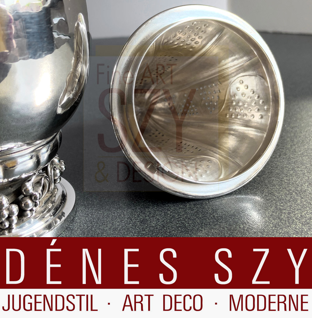 Grande agitatore per zucchero in argento sterling # 296 A, Grape Collection, Design: Georg Jensen circa 1919, Esecuzione: argentieri Georg Jensen, Copenaghen 1945-63, Danimarca, argento sterling