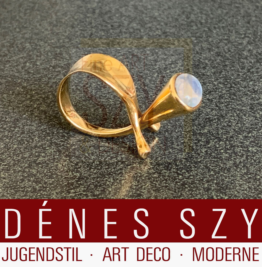 Mid Century modern anello in oro 18k con pietra di luna #915 Dew Drop Collection, Design: Vivianna Torun Buelow-Huebe per Georg Jensen intorno al 1968, oro 750 con pietra di luna occhio di gatto