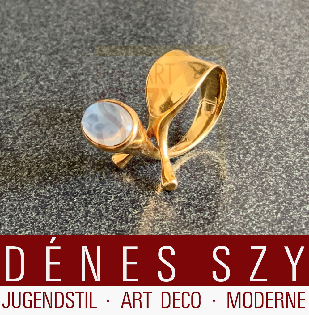 Mid Century modern anello in oro 18k con pietra di luna #915 Dew Drop Collection, Design: Vivianna Torun Buelow-Huebe per Georg Jensen intorno al 1968, oro 750 con pietra di luna occhio di gatto
