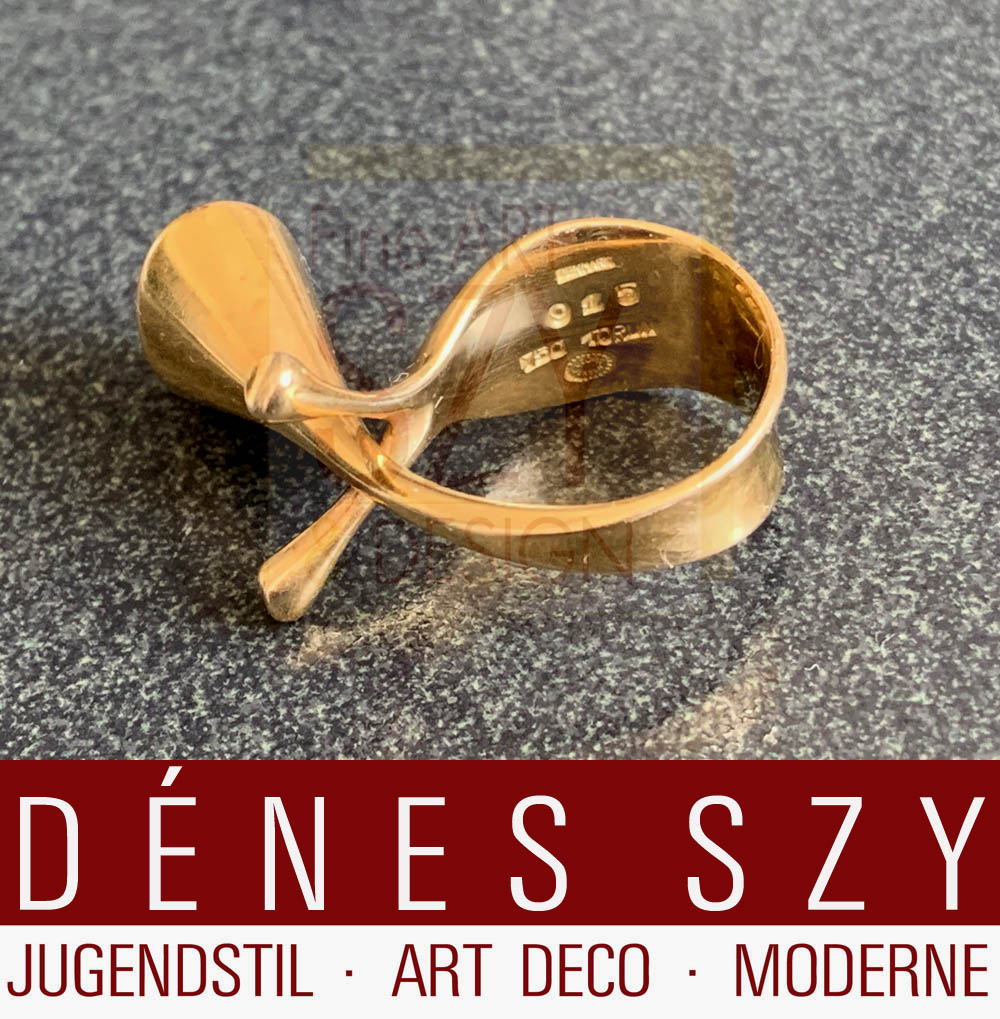 Mid Century modern anello in oro 18k con pietra di luna #915 Dew Drop Collection, Design: Vivianna Torun Buelow-Huebe per Georg Jensen intorno al 1968, oro 750 con pietra di luna occhio di gatto