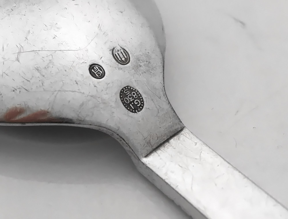 Piccolo cucchiaio da servire, Design: Harald Nielsen 1927 - Collezione Pyramid #15, Esecuzione: argentieri Georg Jensen, Copenhagen Danimarca 1920, marchio a tre torri, 830 argento