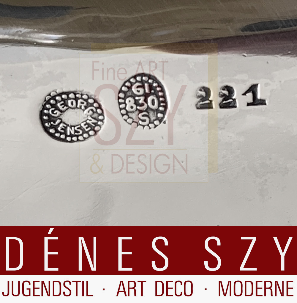 Piccola ciotola Art Deco n. 221 con tre manici, su tre piedi, Design ed esecuzione: Georg Jensen argentieri, Copenhagen circa 1920, argento 830