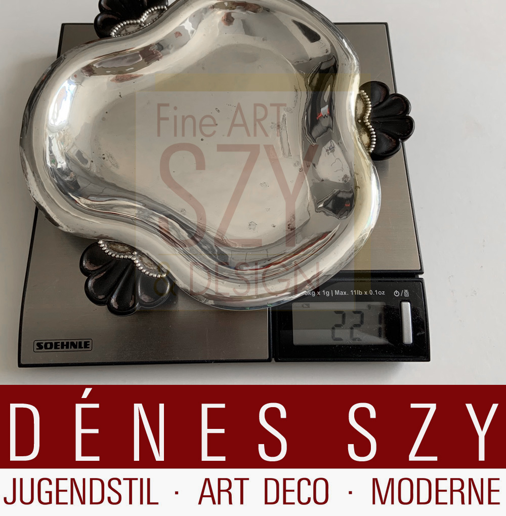 Piccola ciotola Art Deco n. 221 con tre manici, su tre piedi, Design ed esecuzione: Georg Jensen argentieri, Copenhagen circa 1920, argento 830