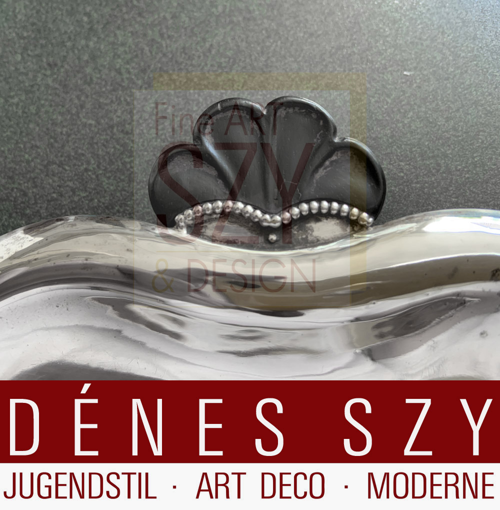 Piccola ciotola Art Deco n. 221 con tre manici, su tre piedi, Design ed esecuzione: Georg Jensen argentieri, Copenhagen circa 1920, argento 830