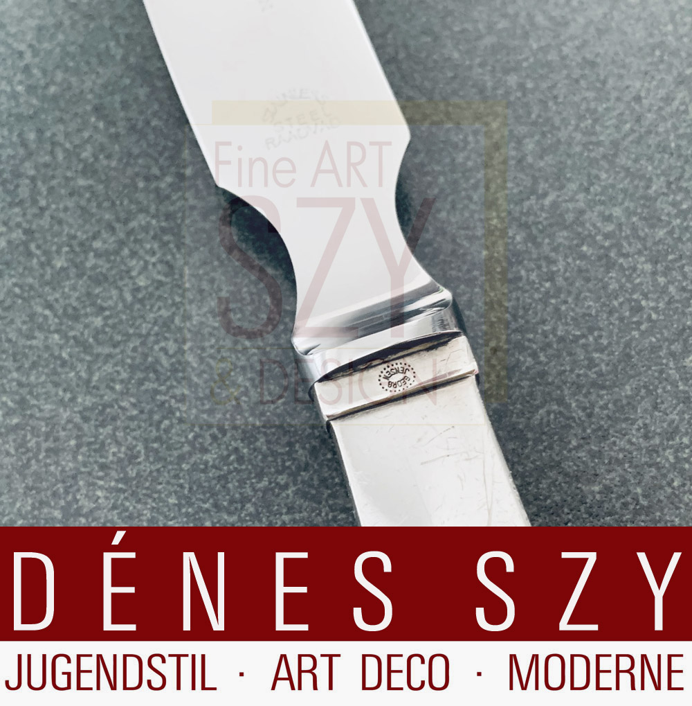 Coltello da formaggio Art Deco con lama in acciaio, Modello: Pyramid, piramide 15, Design: Harald Nielsen 1927, Esecuzione: argentieri Georg Jensen, Copenaghen circa 1950, Danimarca, Argento sterling