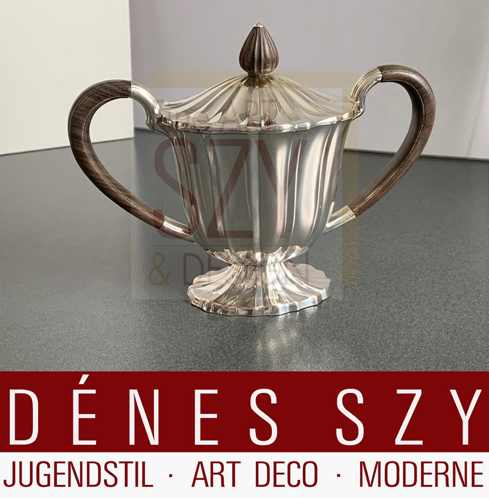 Servizio da tè e caffè in argento, cinque pezzi, Design: Gustav Beran, modello n ° 36 "Paris", Esecuzione: Koninklijke Nederlandse Fabriek van Gouden en Zilveren Werken Gerritsen & Van Kempen, Zeist, Paesi Bassi, argento sterling con manici in legno