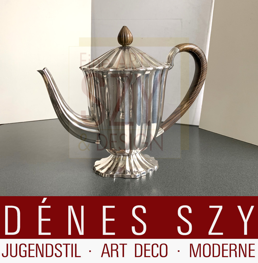 Servizio da tè e caffè in argento, cinque pezzi, Design: Gustav Beran, modello n ° 36 "Paris", Esecuzione: Koninklijke Nederlandse Fabriek van Gouden en Zilveren Werken Gerritsen & Van Kempen, Zeist, Paesi Bassi, argento sterling con manici in legno