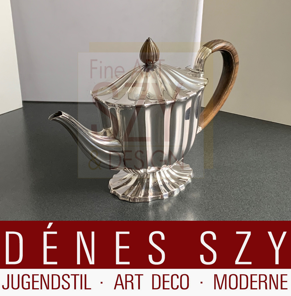 Servizio da tè e caffè in argento, cinque pezzi, Design: Gustav Beran, modello n ° 36 "Paris", Esecuzione: Koninklijke Nederlandse Fabriek van Gouden en Zilveren Werken Gerritsen & Van Kempen, Zeist, Paesi Bassi, argento sterling con manici in legno
