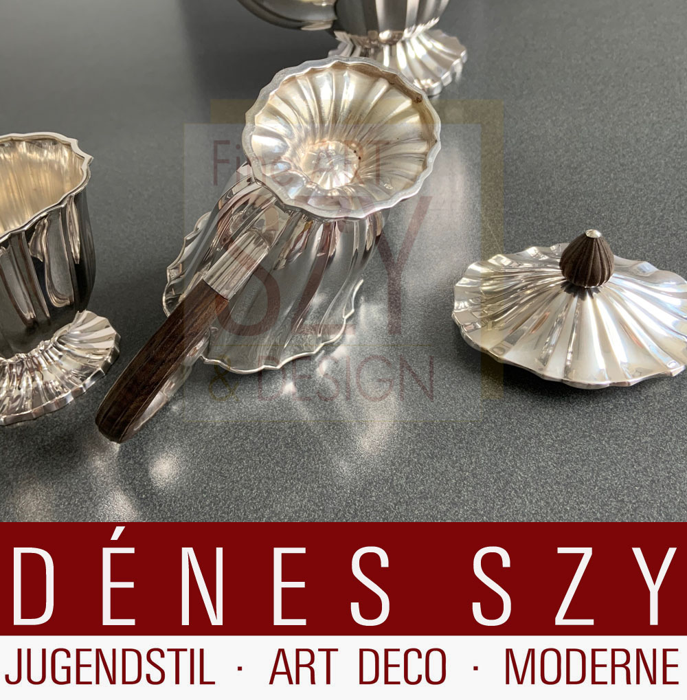 Servizio da tè e caffè in argento, cinque pezzi, Design: Gustav Beran, modello n ° 36 "Paris", Esecuzione: Koninklijke Nederlandse Fabriek van Gouden en Zilveren Werken Gerritsen & Van Kempen, Zeist, Paesi Bassi, argento sterling con manici in legno