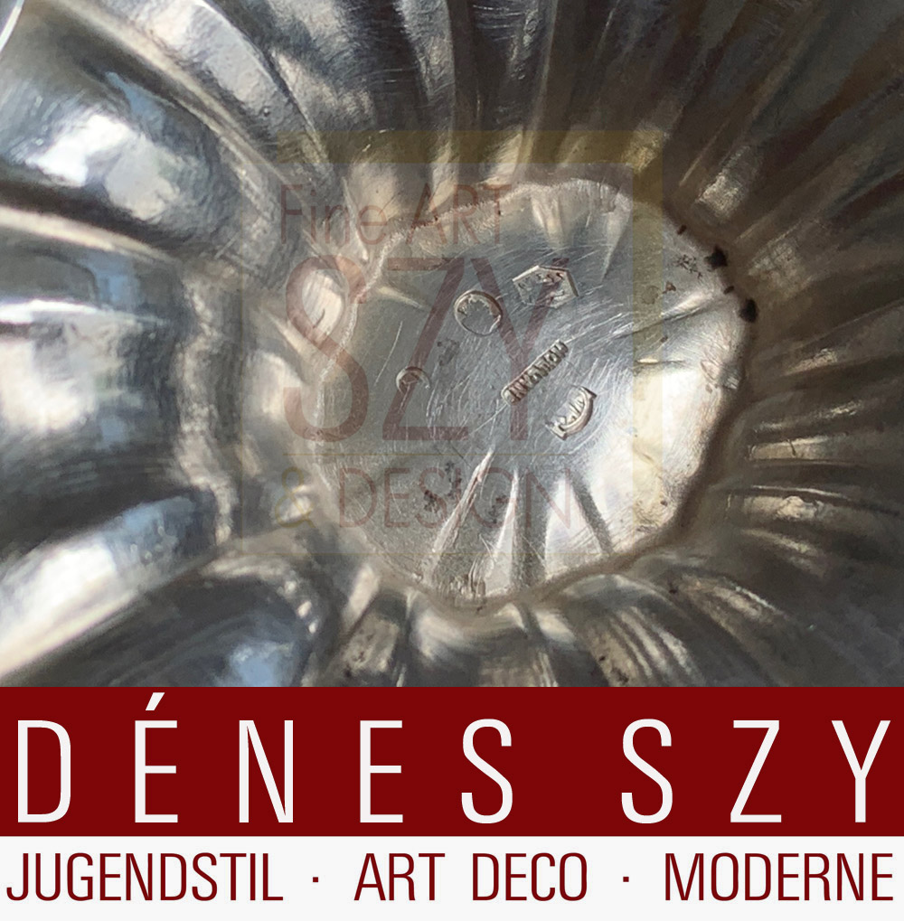 Servizio da tè e caffè in argento, cinque pezzi, Design: Gustav Beran, modello n ° 36 "Paris", Esecuzione: Koninklijke Nederlandse Fabriek van Gouden en Zilveren Werken Gerritsen & Van Kempen, Zeist, Paesi Bassi, argento sterling con manici in legno