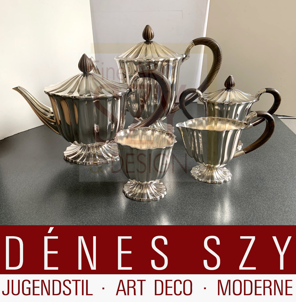 Servizio da tè e caffè in argento, cinque pezzi, Design: Gustav Beran, modello n ° 36 "Paris", Esecuzione: Koninklijke Nederlandse Fabriek van Gouden en Zilveren Werken Gerritsen & Van Kempen, Zeist, Paesi Bassi, argento sterling con manici in legno