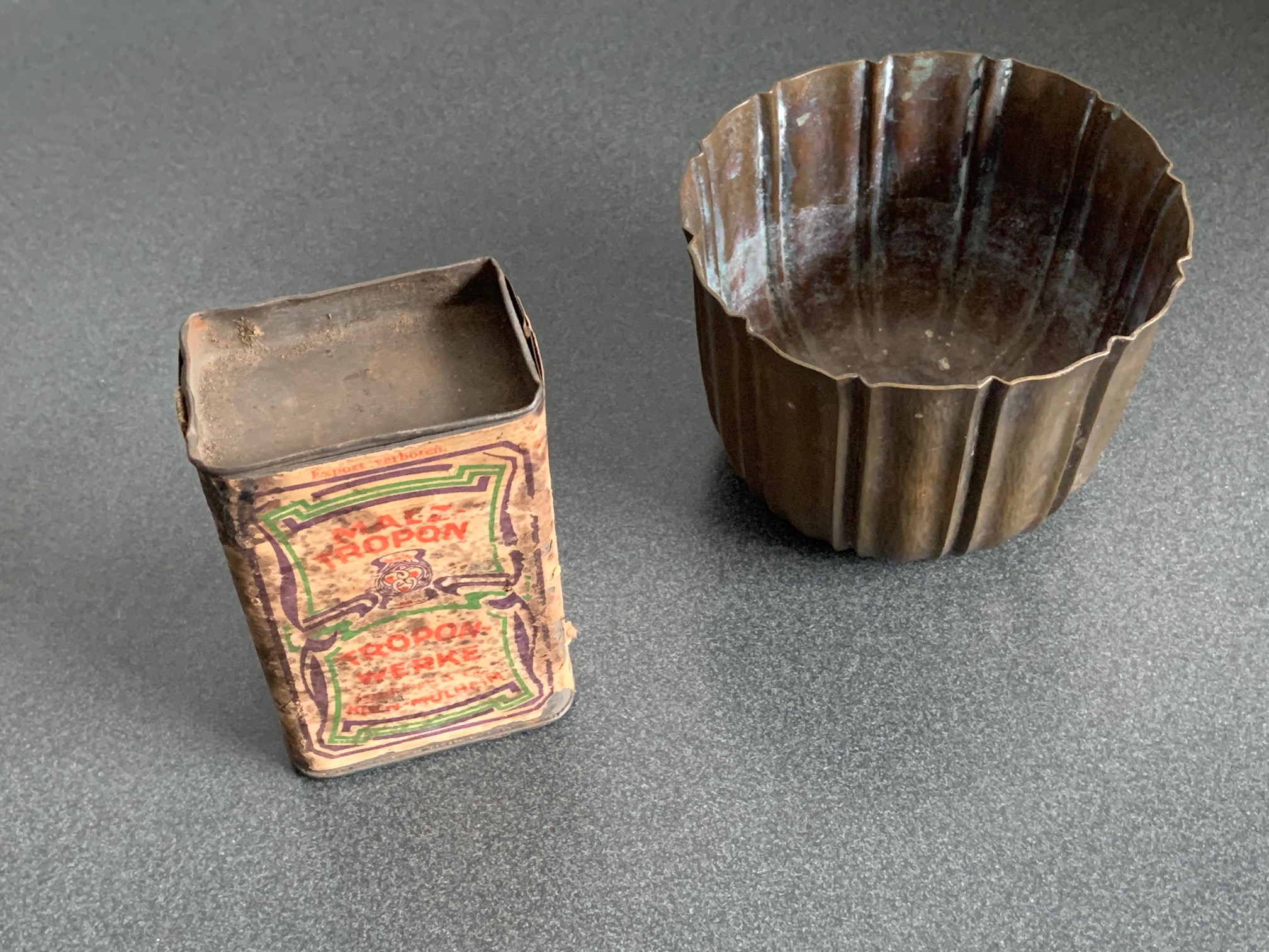 Werbedose Tropon um 1905, Entwurf wohl Henry van de Velde, Weißblech farbig lithografiert bzw. vergoldet, hoch-rechteckige Deckeldose, Altersspuren Z 2-3, Maße 9,8 x 5,8 x 3,8 cm.