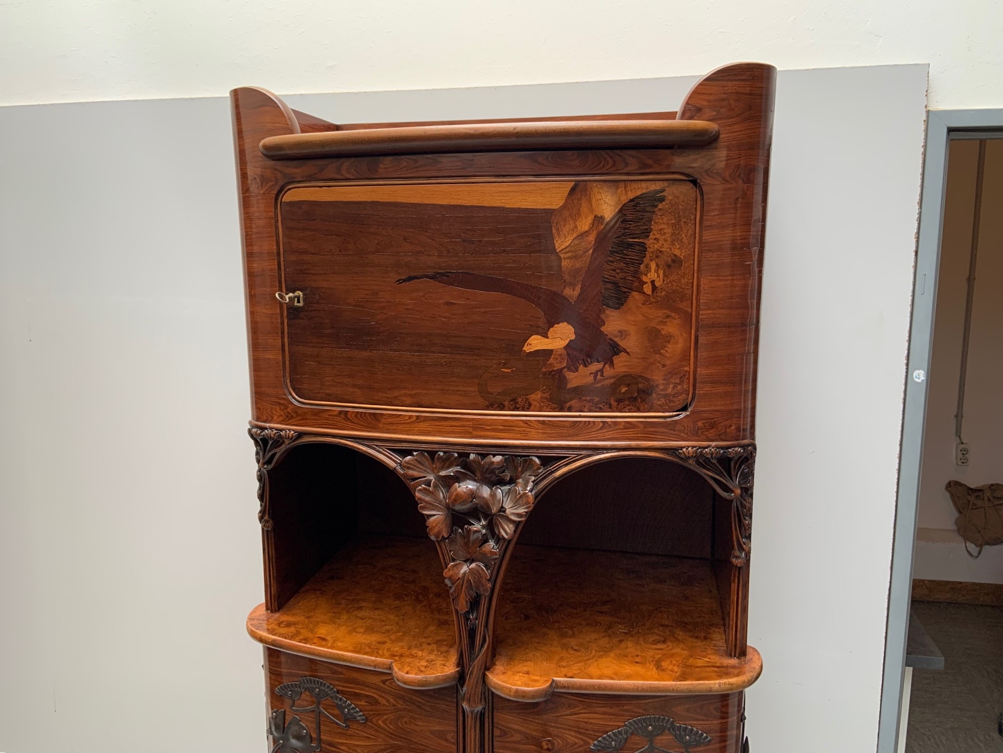 Meuble de salon Art Nouveau, armoire de cabinet qualité musée, design Majorelle pour l'exposition universelle Paris 1900