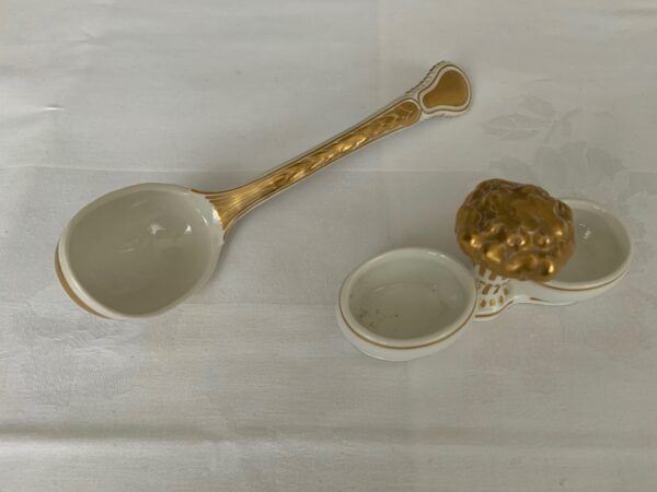 KPM Berlin Porzellan Tafelservice, Gewuerzgefaess, Muster Ceres in Gold um 1918.