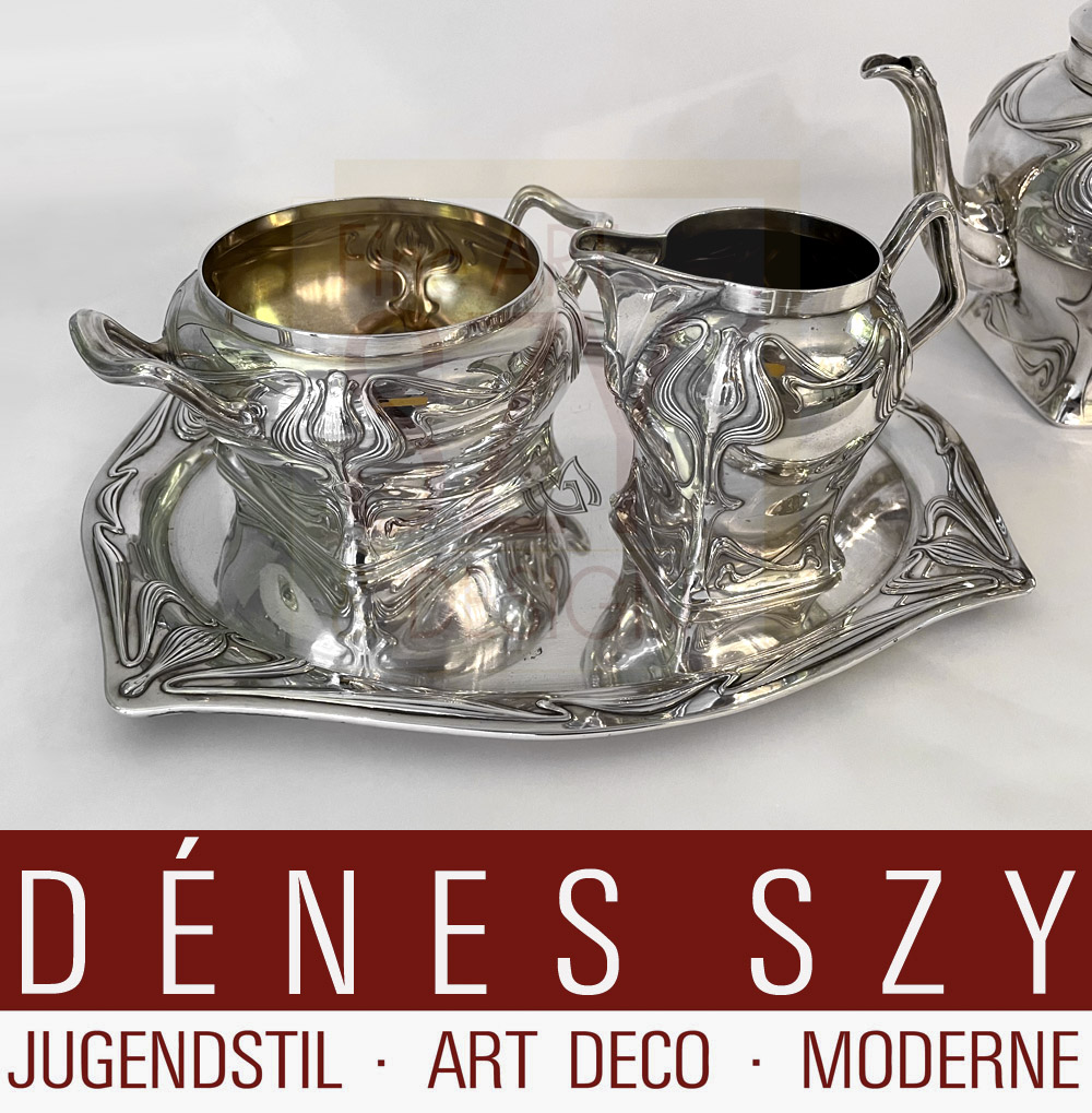 Servizio da tè in argento Art Nouveau su vassoio, 4 pezzi, Design & Esecuzione: Koch & Bergfeld, Brema intorno al 1900, Germania, Argento 800, parzialmente dorato