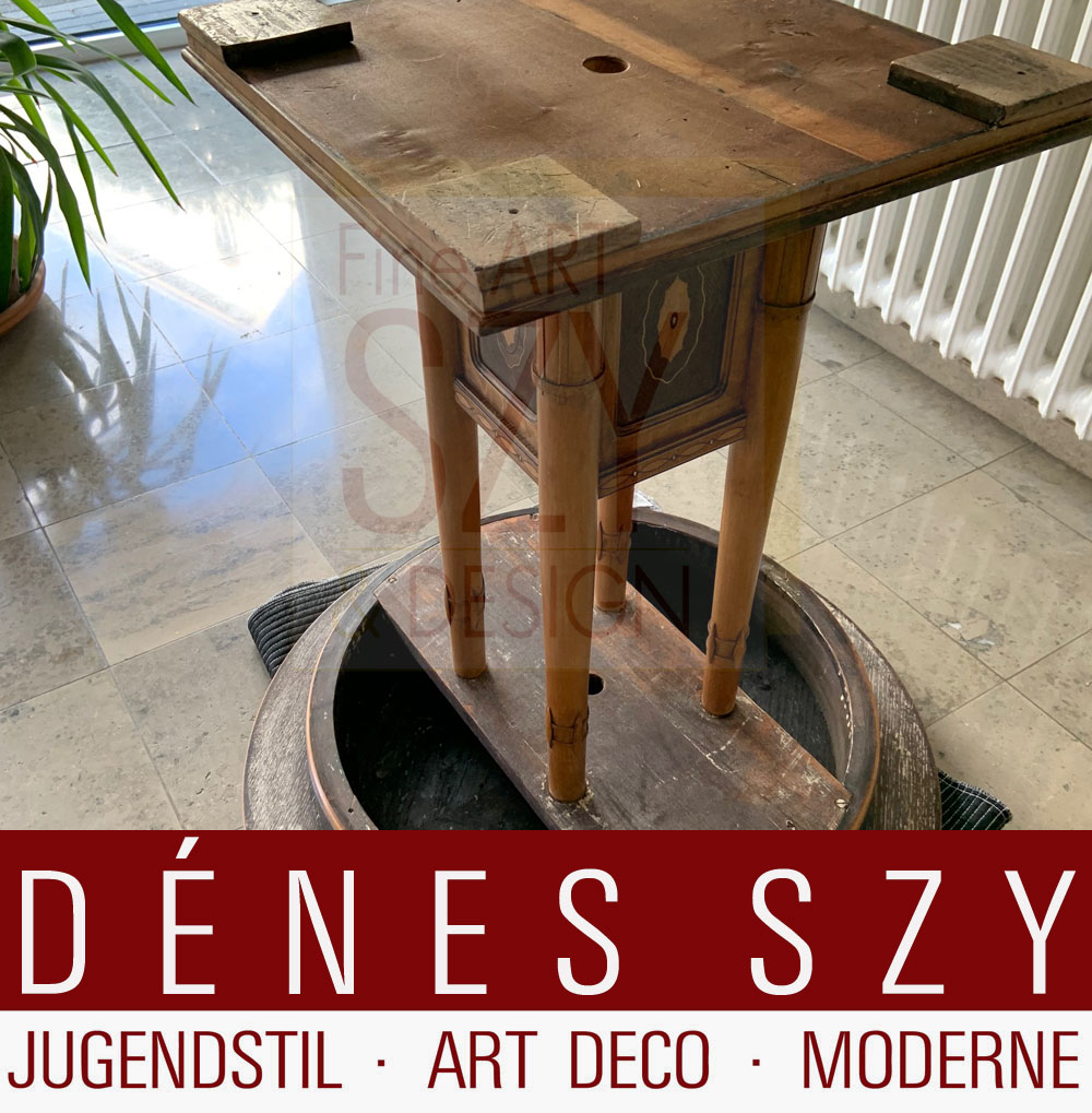 Tavolo / tavolino con intarsi, Mobili in stile liberty, Design: probabilmente Josef Maria Olbrich, Darmstadt intorno al 1905, Vari legni da frutto, madreperla, elaborati intarsi, intagli