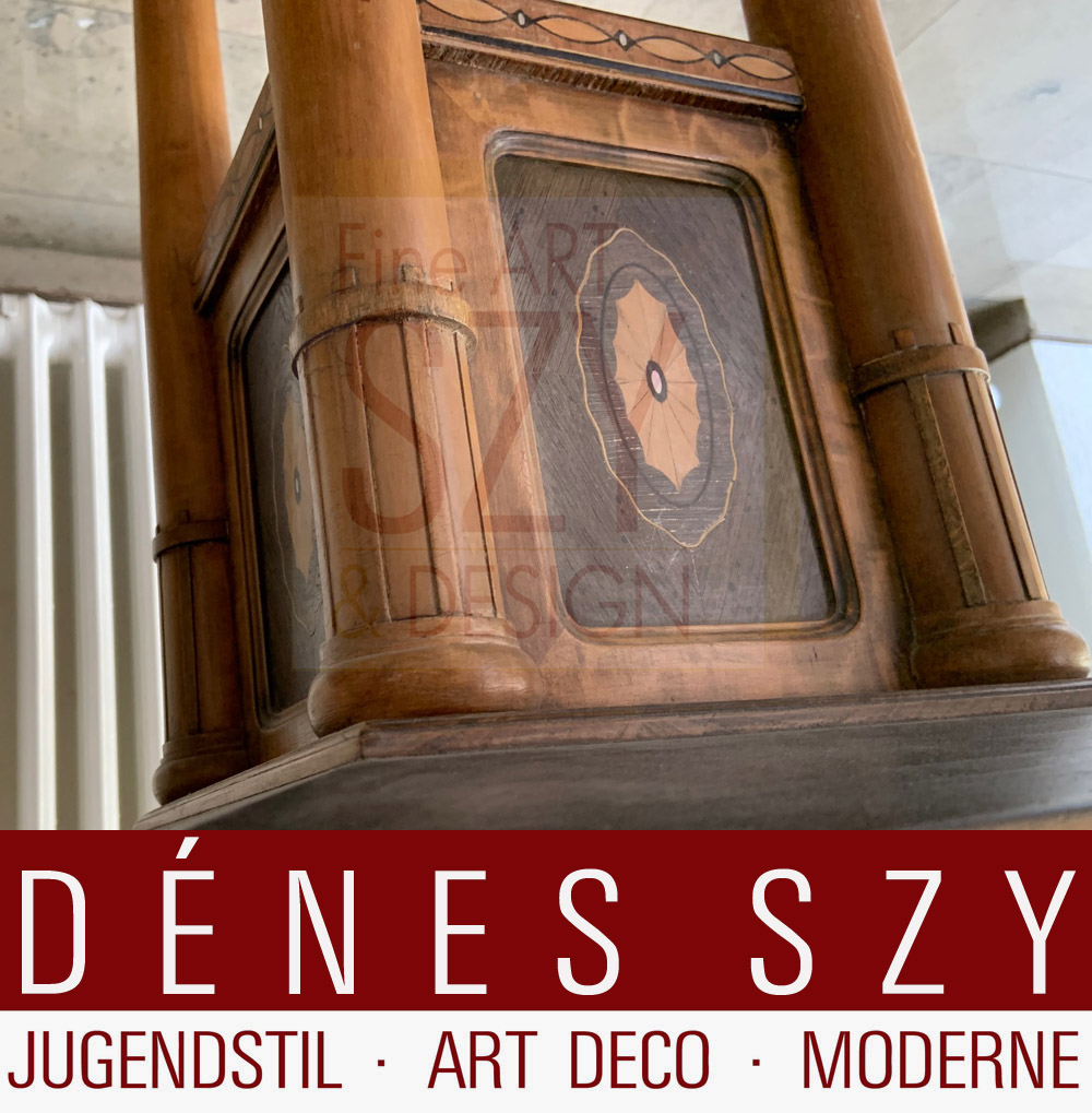 Tavolo / tavolino con intarsi, Mobili in stile liberty, Design: probabilmente Josef Maria Olbrich, Darmstadt intorno al 1905, Vari legni da frutto, madreperla, elaborati intarsi, intagli