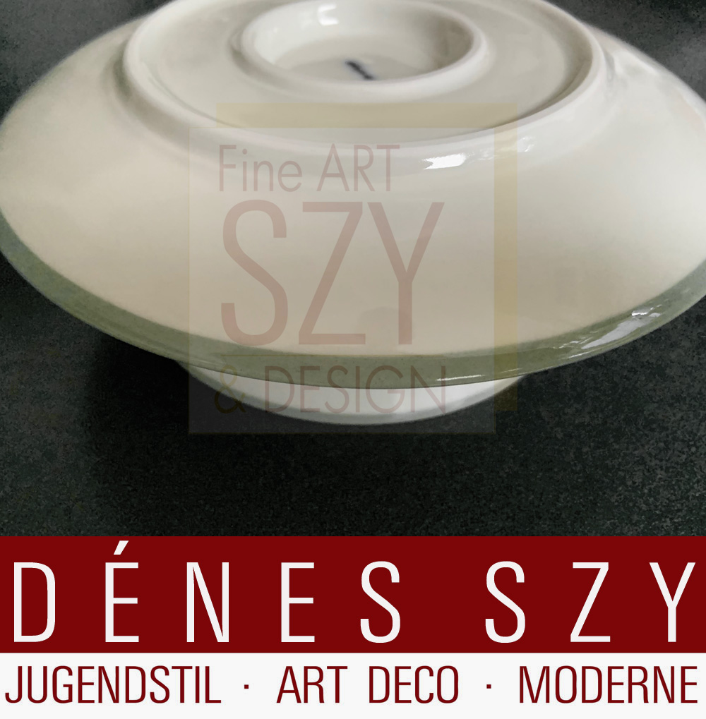 Salsiera tonda con piattino fermo, Soggetto: Urbino con bordo celadon, Design: Trude Petri 1931, Esecuzione: KPM Berlino 1938 o 1950, Germania, epoca Bauhaus