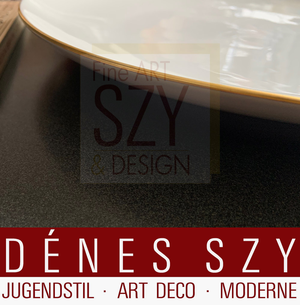 Sottopiatto grande del servizio da tavola in porcellana modello Urbino, Design: Trude Petri 1931, Esecuzione: KPM Berlin 1931-1960, Germania, con bordo in oro