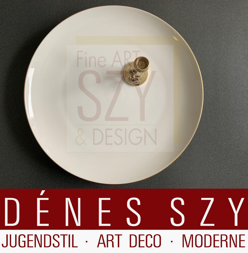 Sottopiatto grande del servizio da tavola in porcellana modello Urbino, Design: Trude Petri 1931, Esecuzione: KPM Berlin 1931-1960, Germania, con bordo in oro