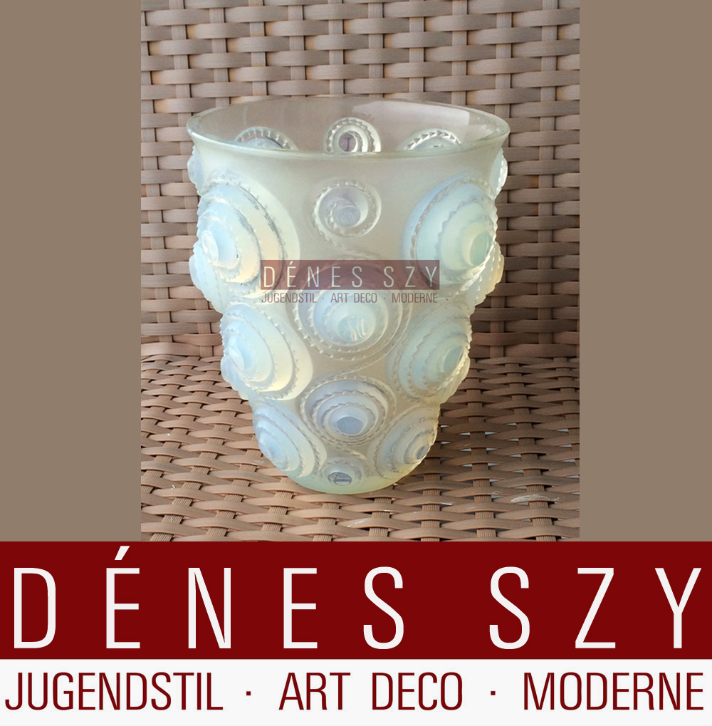 R. Lalique France Art Deco Vase Spirales 1930, Vase, Blumenvase, opalescent, Kristall Glas Vase "Spirales" / Schneckendekor Vase, Französisches Art Deco Glas, Entwurf und Ausführung: René Lalique 1860-1945, Frankreich 1930, Signiert unter dem Stand R. Lalique, Höhe 16,5 cm