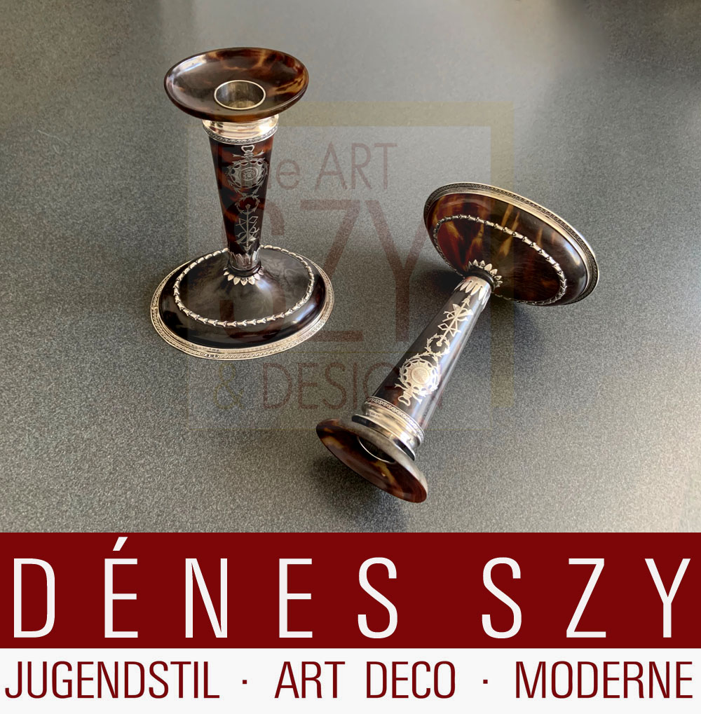 Paio di candelieri inglesi epoca edoardiana, con base ovale e beccuccio ovale, tartaruga e argento sterling, Design ed esecuzione: William Comyns & Sons (1858-1930), Londra 1911