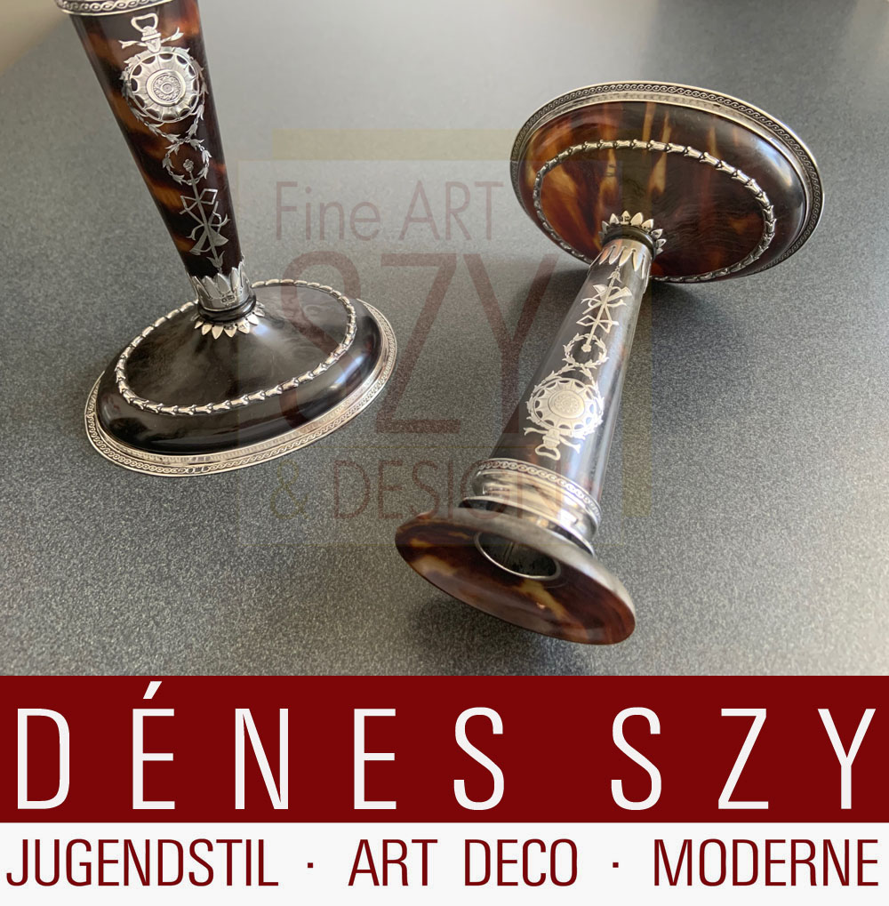 Paio di candelieri inglesi epoca edoardiana, con base ovale e beccuccio ovale, tartaruga e argento sterling, Design ed esecuzione: William Comyns & Sons (1858-1930), Londra 1911