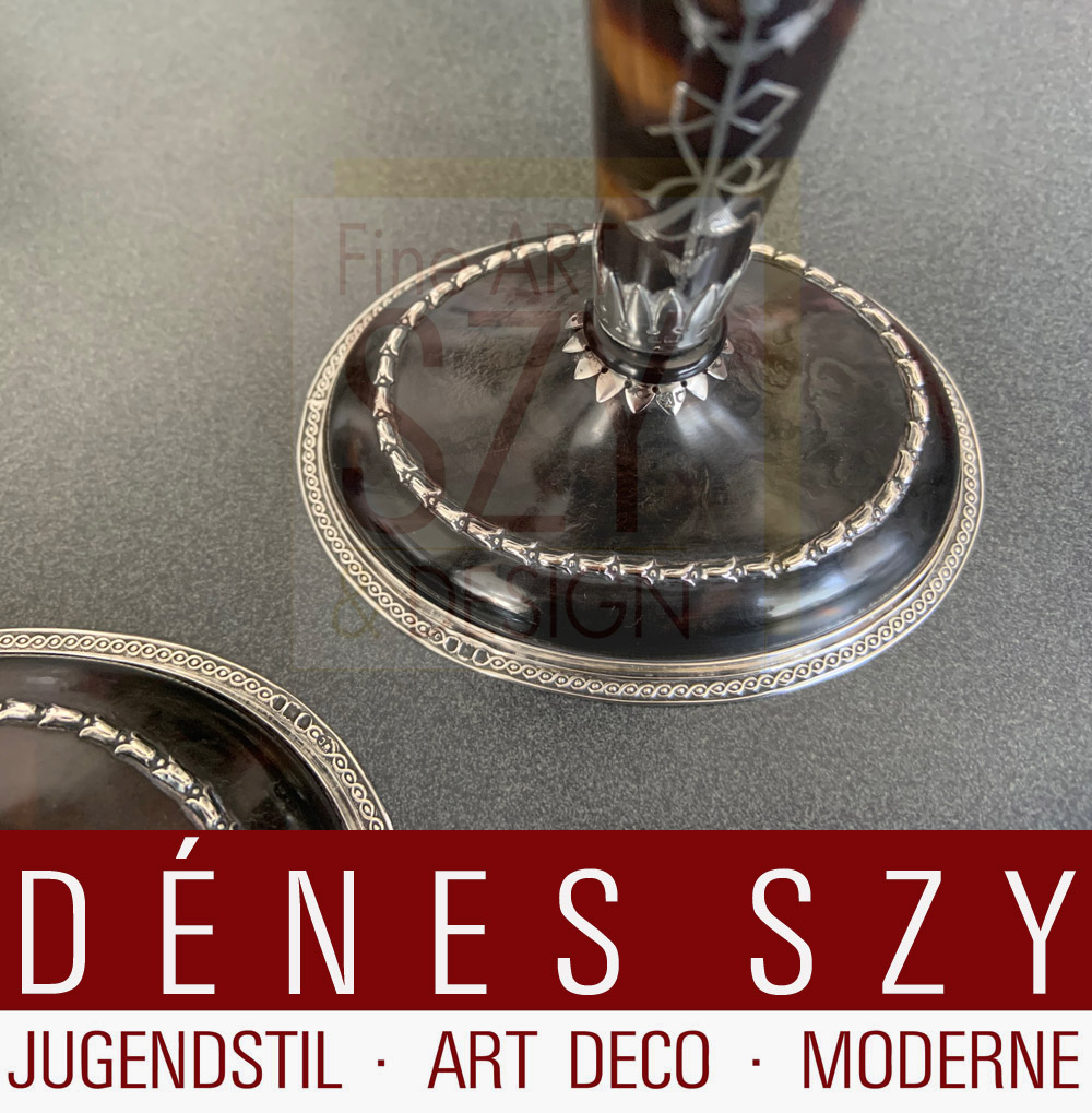 Paio di candelieri inglesi epoca edoardiana, con base ovale e beccuccio ovale, tartaruga e argento sterling, Design ed esecuzione: William Comyns & Sons (1858-1930), Londra 1911