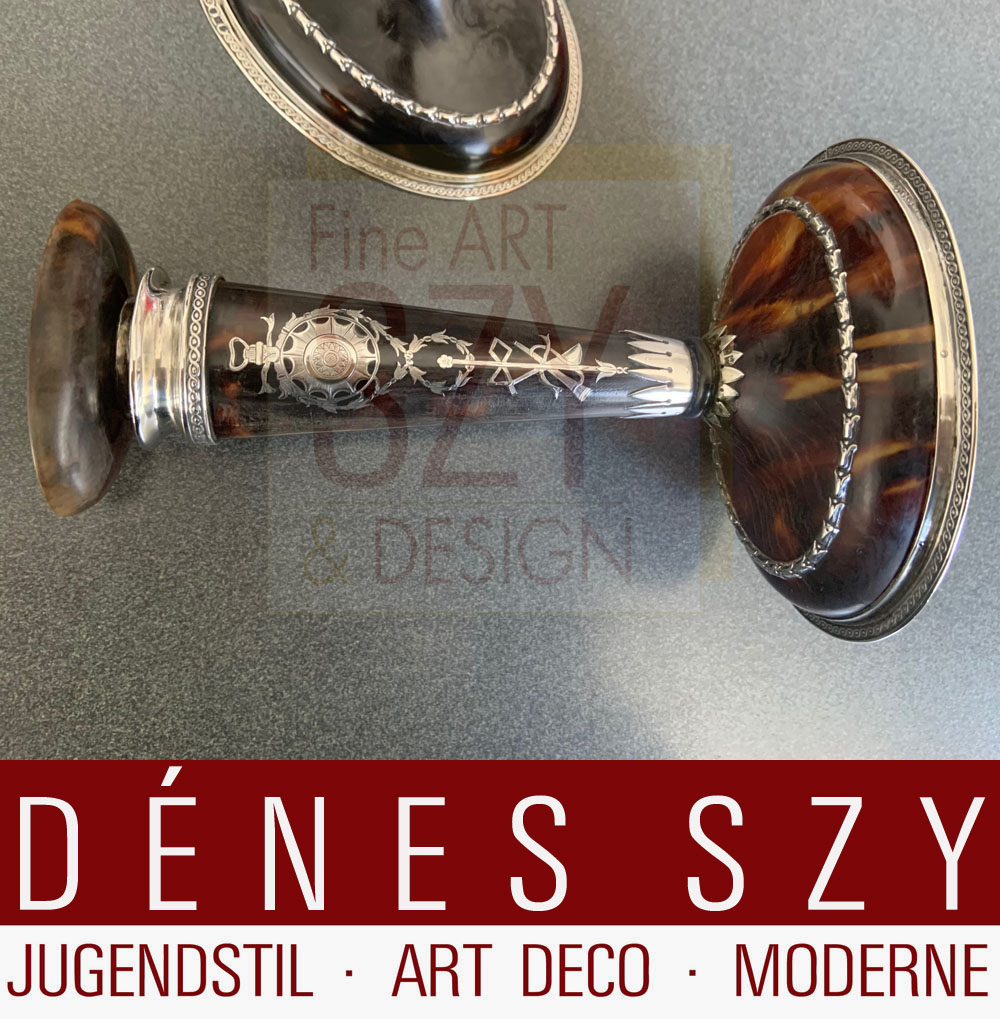 Paio di candelieri inglesi epoca edoardiana, con base ovale e beccuccio ovale, tartaruga e argento sterling, Design ed esecuzione: William Comyns & Sons (1858-1930), Londra 1911