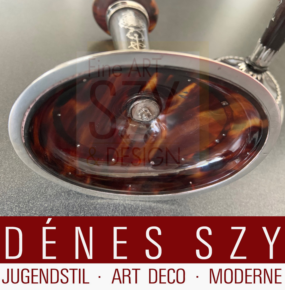 Paio di candelieri inglesi epoca edoardiana, con base ovale e beccuccio ovale, tartaruga e argento sterling, Design ed esecuzione: William Comyns & Sons (1858-1930), Londra 1911