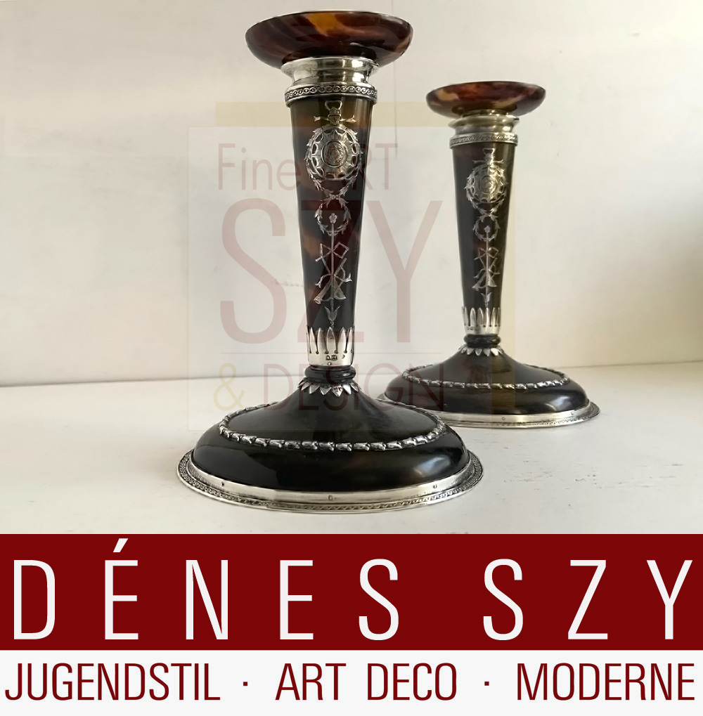 Paio di candelieri inglesi epoca edoardiana, con base ovale e beccuccio ovale, tartaruga e argento sterling, Design ed esecuzione: William Comyns & Sons (1858-1930), Londra 1911