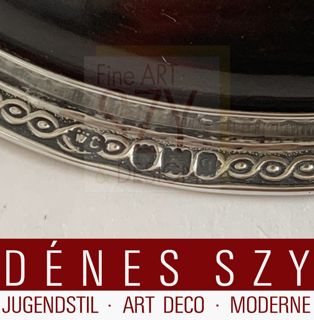 Paio di candelieri inglesi epoca edoardiana, con base ovale e beccuccio ovale, tartaruga e argento sterling, Design ed esecuzione: William Comyns & Sons (1858-1930), Londra 1911