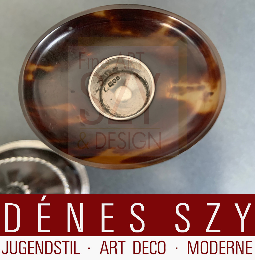 Paio di candelieri inglesi epoca edoardiana, con base ovale e beccuccio ovale, tartaruga e argento sterling, Design ed esecuzione: William Comyns & Sons (1858-1930), Londra 1911