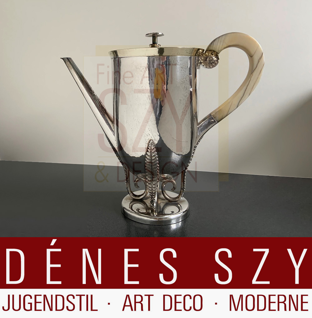 Caffettiera dal servizio 13161, Argento tedesco Art Déco, Disegno: Paula Straus 1928 (Stoccarda 1894-1943 Auschwitz), Esecuzione: P. Bruckmann & Söhne, Heibronn, argento 800, eseguito dal 1928