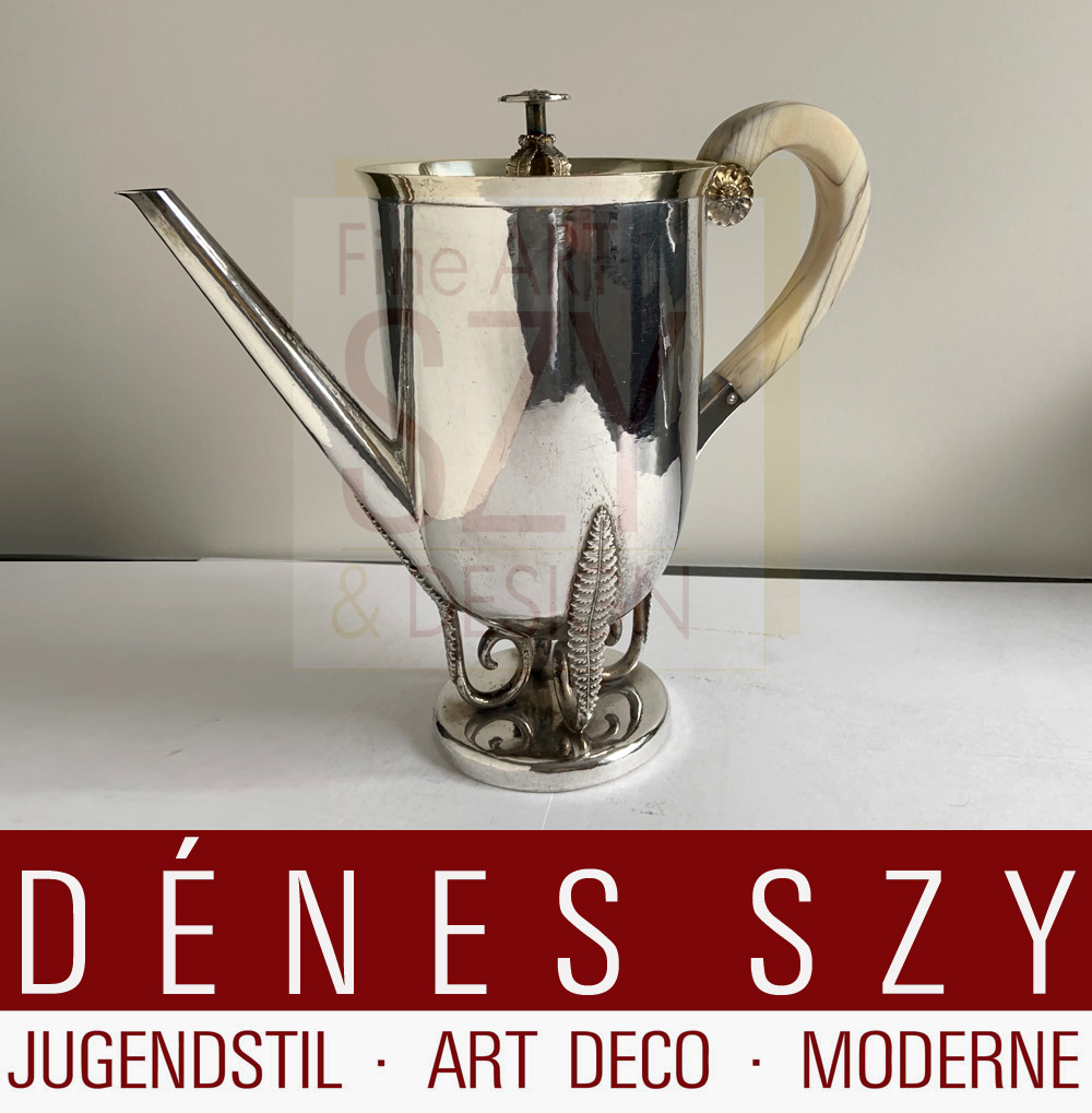 Caffettiera dal servizio 13161, Argento tedesco Art Déco, Disegno: Paula Straus 1928 (Stoccarda 1894-1943 Auschwitz), Esecuzione: P. Bruckmann & Söhne, Heibronn, argento 800, eseguito dal 1928
