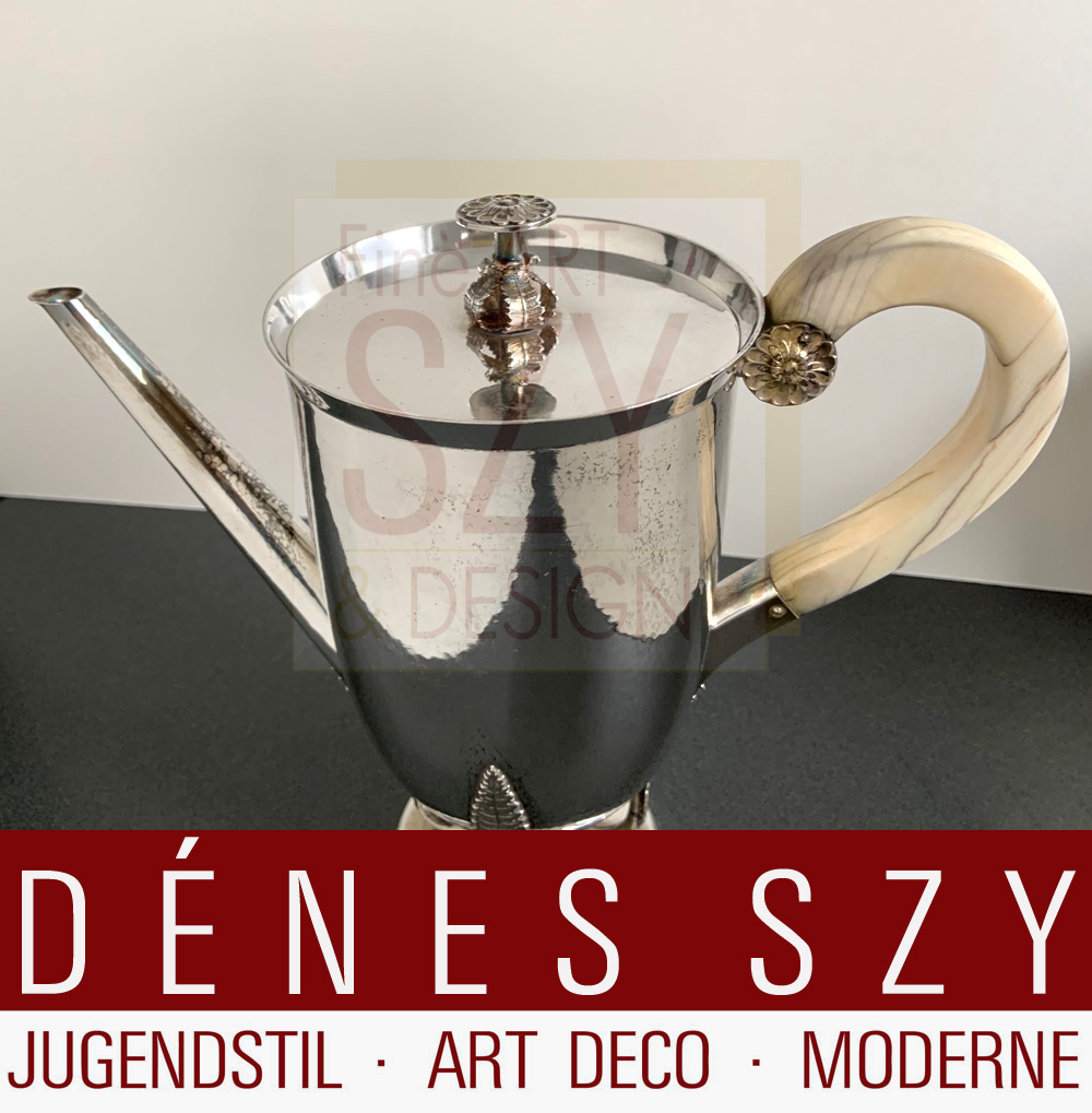 Caffettiera dal servizio 13161, Argento tedesco Art Déco, Disegno: Paula Straus 1928 (Stoccarda 1894-1943 Auschwitz), Esecuzione: P. Bruckmann & Söhne, Heibronn, argento 800, eseguito dal 1928
