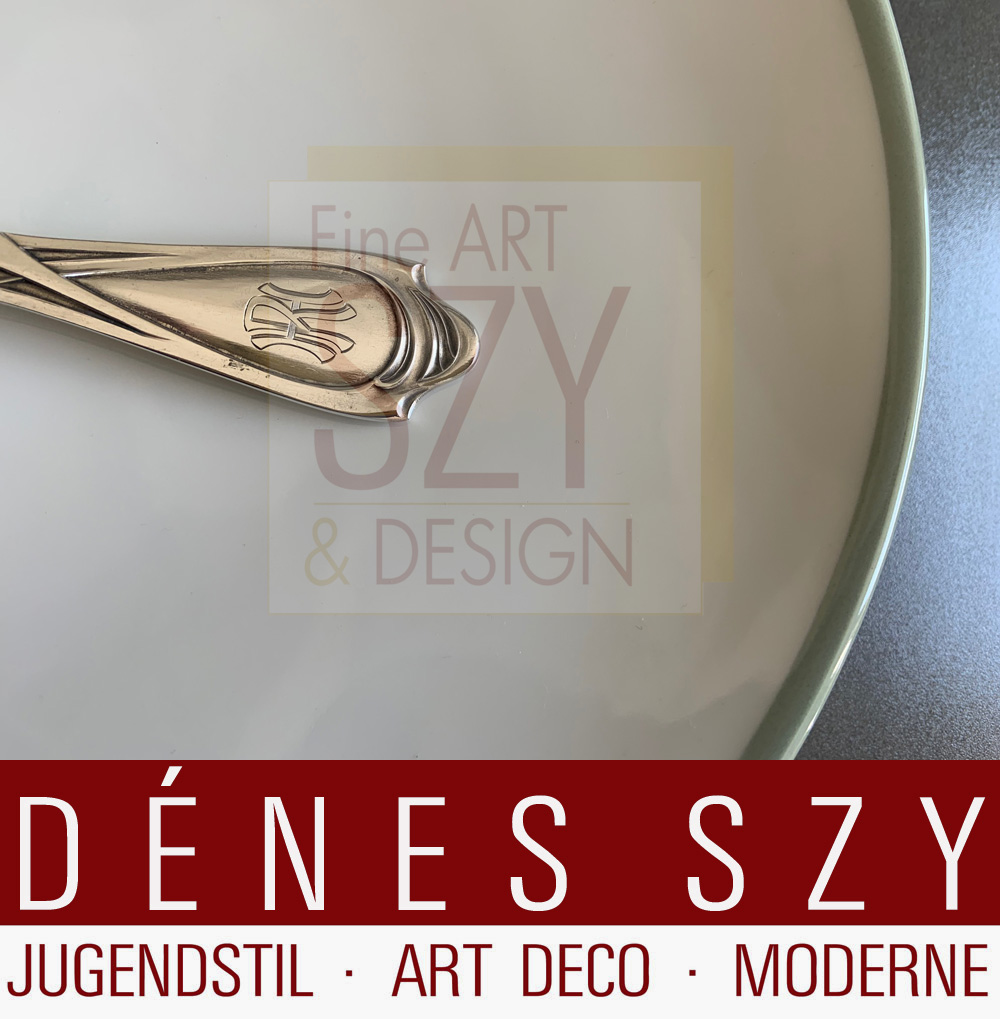 Grande piatto da portata ovale, Modello: Urbino con bordo celadon / bordo festa, Design: Trude Petri 1931, Esecuzione: KPM Berlin, anni '40