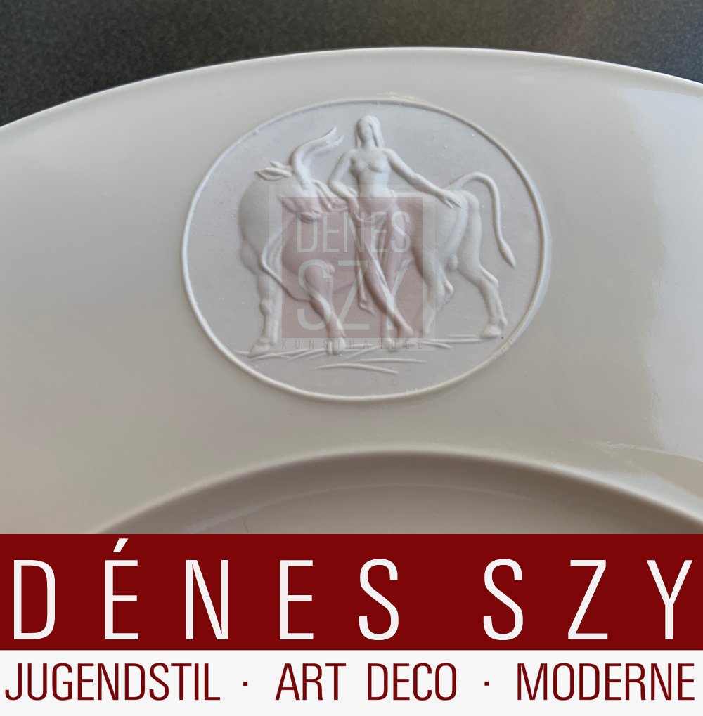 Piatto piano grande, con medaglione in porcellana di bisquit, diverse versioni, motivo "Arkadia" in bianco crema, Esecuzione: KPM Berlin 1938-1950, US ZONE, Selb, Germania