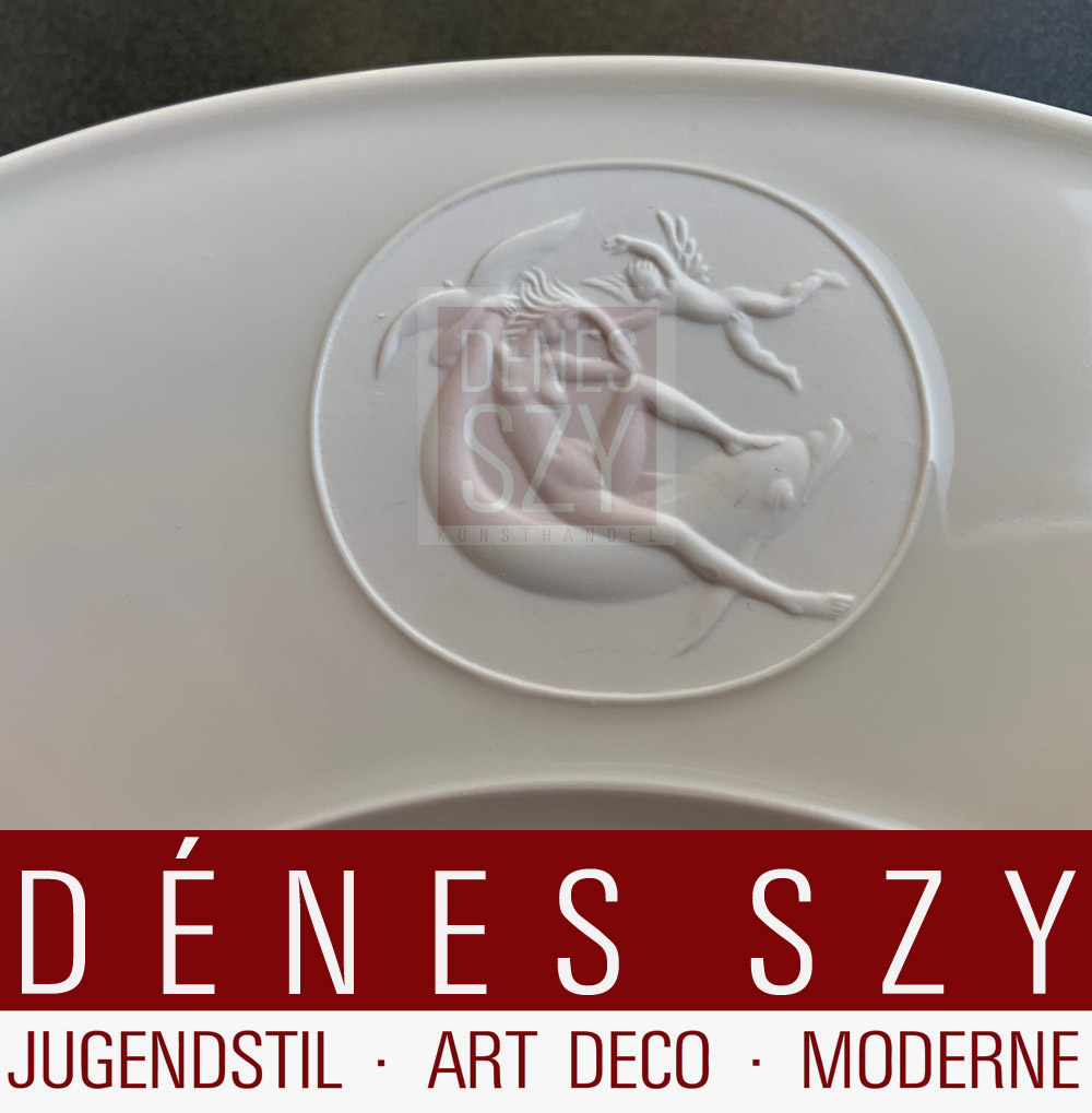 Piatto piano grande, con medaglione in porcellana di bisquit, diverse versioni, motivo "Arkadia" in bianco crema, Esecuzione: KPM Berlin 1938-1950, US ZONE, Selb, Germania