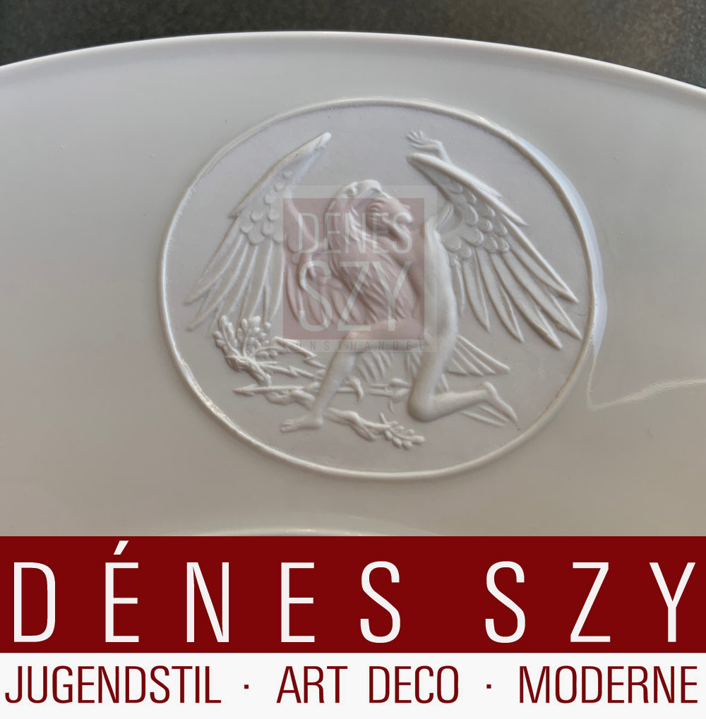 Piatto piano grande, con medaglione in porcellana di bisquit, diverse versioni, motivo "Arkadia" in bianco crema, Esecuzione: KPM Berlin 1938-1950, US ZONE, Selb, Germania