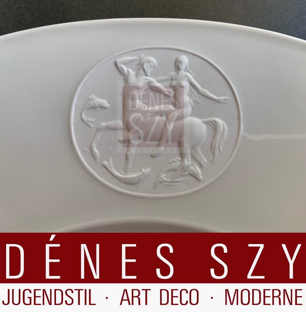 Piatto piano grande, con medaglione in porcellana di bisquit, diverse versioni, motivo "Arkadia" in bianco crema, Esecuzione: KPM Berlin 1938-1950, US ZONE, Selb, Germania