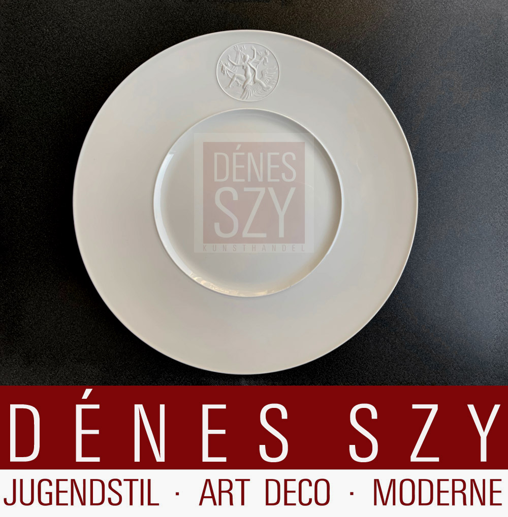 Piatto piano grande, con medaglione in porcellana di bisquit, diverse versioni, motivo "Arkadia" in bianco crema, Esecuzione: KPM Berlin 1938-1950, US ZONE, Selb, Germania