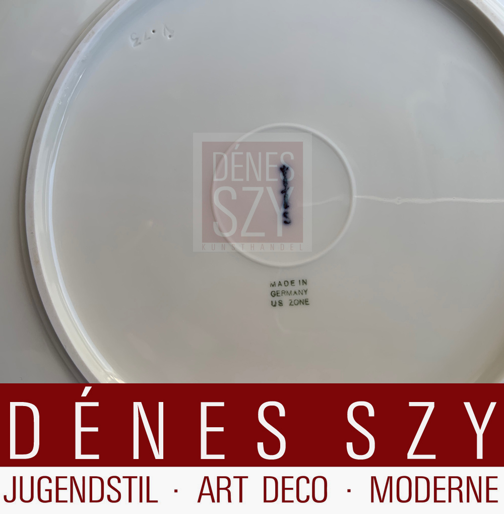 Piatto piano grande, con medaglione in porcellana di bisquit, diverse versioni, motivo "Arkadia" in bianco crema, Esecuzione: KPM Berlin 1938-1950, US ZONE, Selb, Germania