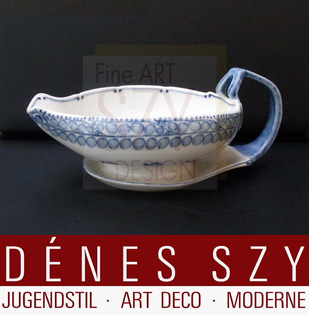 Meissen Jugendstil Sauciere Porzellan Muster Riemerschmid, Sauciere, gross, Muster Riemerschmid, blaue Rispe, Meissener Jugendstil Porzellan Service. Entwurf: Richard Riemerschmid 1903/04. Staatliche Porzellanmanufaktur Meißen ca. 1905/10. Maße: Länge 11,8 cm, Tiefe 14,2 cm, Höhe 9,3 cm Marken: Knaufschwerter
