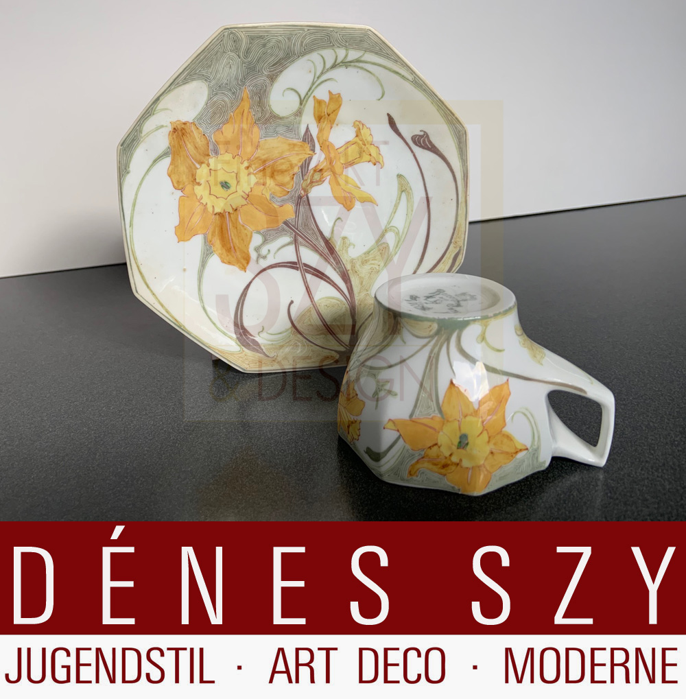 Tazza da tè in stile Art Nouveau su piattino con decoro narcisi, Design: Samuel Schellink 1900-07, Haagsche Plateelbakkerij Rozenburg, L'Aia 1907
